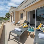 Beachfront With Sea Views & Private Pool ヴィラ