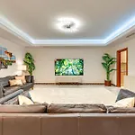 Beachfront With Sea Views & Private Pool ヴィラ
