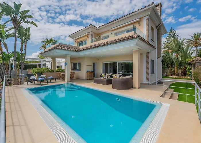 Beachfront With Sea Views & Private Pool ヴィラ *