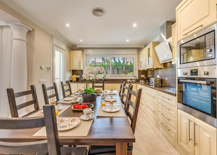 Beachfront With Sea Views & Private Pool *