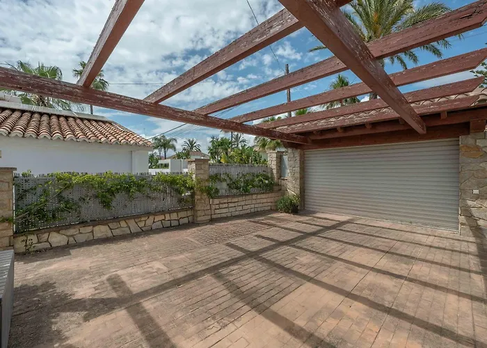 Beachfront With Sea Views & Private Pool Villa *