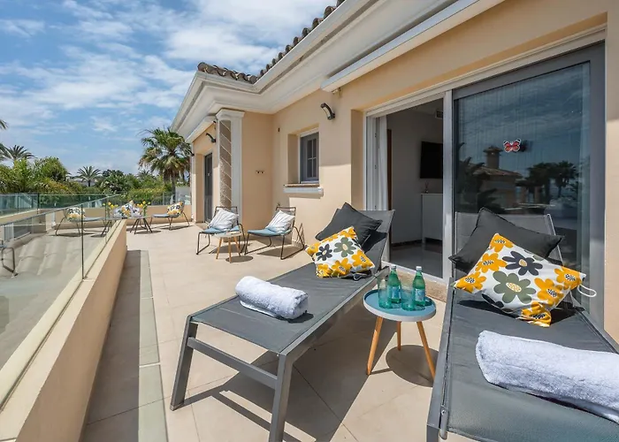 Beachfront With Sea Views & Private Pool Villa