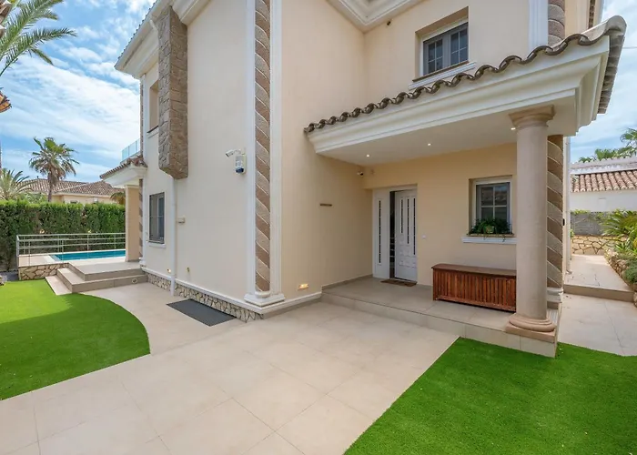 Beachfront With Sea Views & Private Pool *