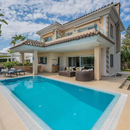 Beachfront With Sea Views & Private Pool Villa *