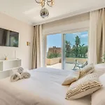 Beachfront With Sea Views & Private Pool فيلة